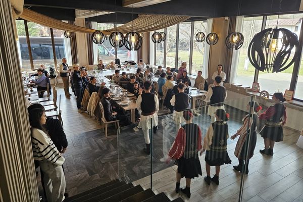 Mama Cozonacilor keeps local traditions alive with a traditional dance show during lunch